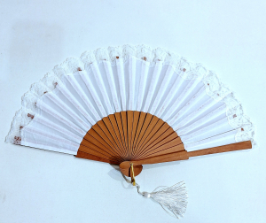 Eventail mini 19 cm ARAGONA sur coton blanc sa petite frise floral dorée et bois peint , 42 cm diam