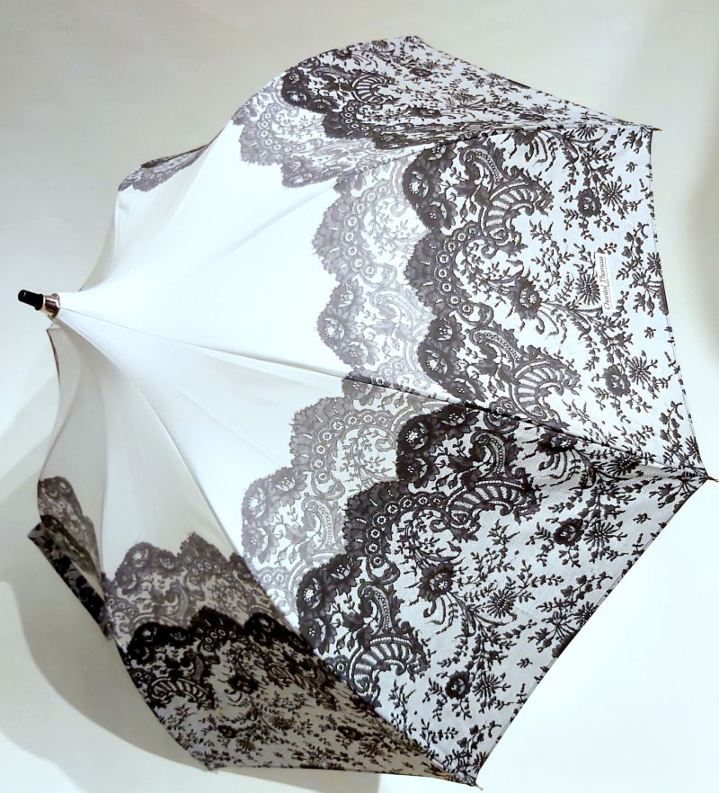 Parapluie Chantal Thomass pagode blanche à dentelle noire, élégant & anti uv 97%