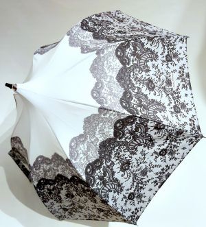 Parapluie Chantal Thomass pagode blanche à dentelle noire, élégant & anti uv 97%