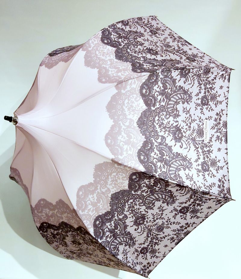 Parapluie Chantal Thomass pagode rose poudré à dentelle noire, élégant & anti uv 97%