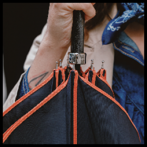 Parapluie grand Bandoulière Piganiol manuel uni bleu marine & biais ocre HACIENDA français - Classique chic & résistant