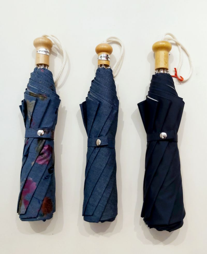 EXCLUSIVITE : Ombrelle anti uv 100% pliante doublée en coton bleu marine et uni ivoire sa poignée bois, légère & élégante