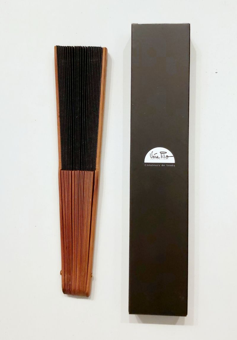 Eventail mini 23 cm GEPETTO noir coton et bois fruitier- 42 cm diam