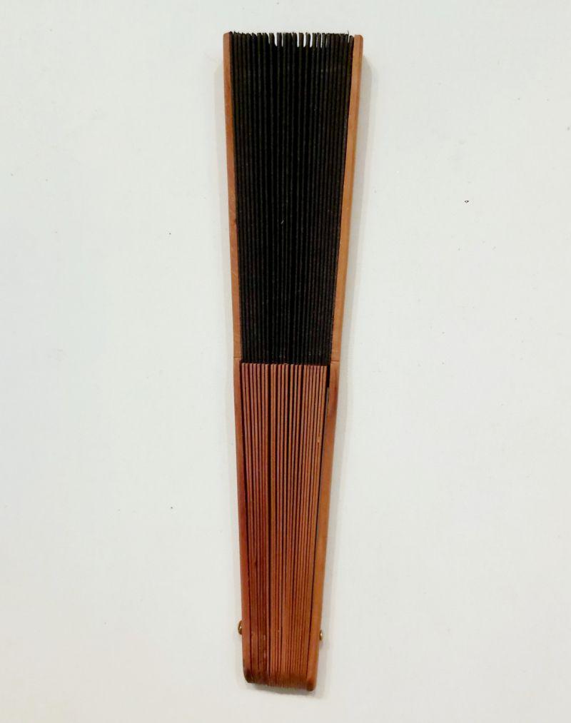 Eventail mini 23 cm GEPETTO noir coton et bois fruitier- 42 cm diam