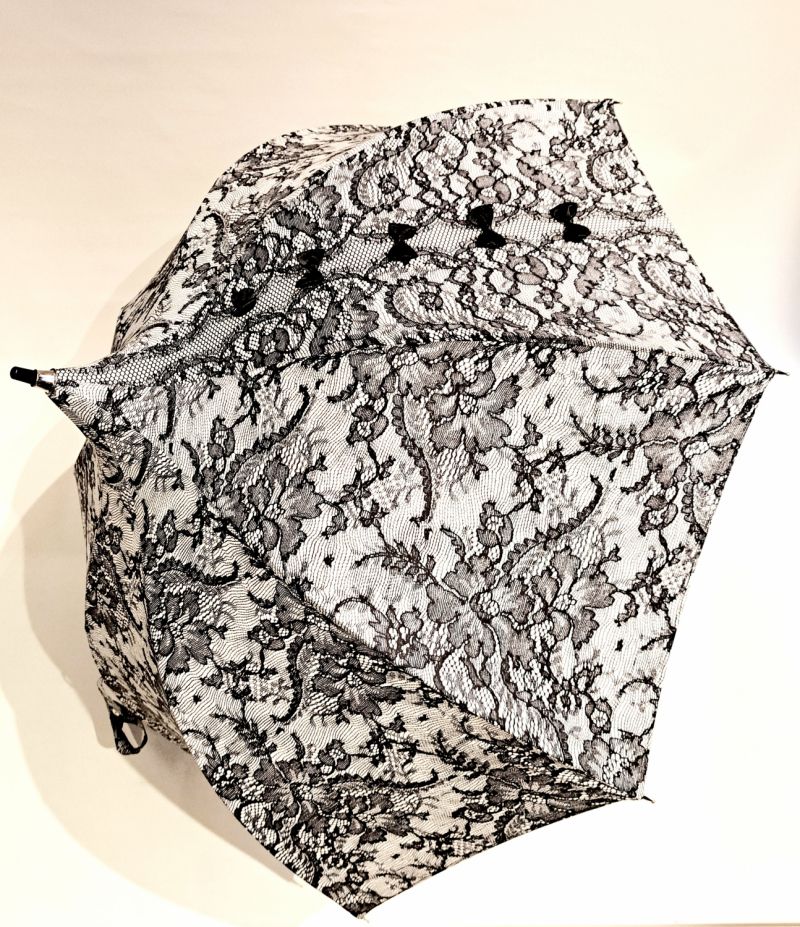 Parapluie Chantal Thomass pagode blanc à dentelle & noeud noire - élégant & anti uv 97%