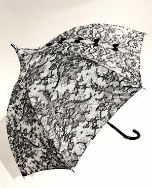 Parapluie Chantal Thomass pagode blanc à dentelle & noeud noire - élégant & anti uv 97%