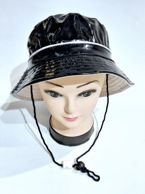 Chapeau de pluie femme uni noir vinyle avec un son cordon