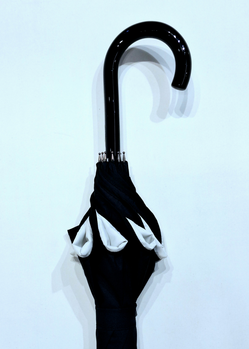 Parapluie double long noir & blanc et motif dentelle noire Guy de Jean - chic & résistant