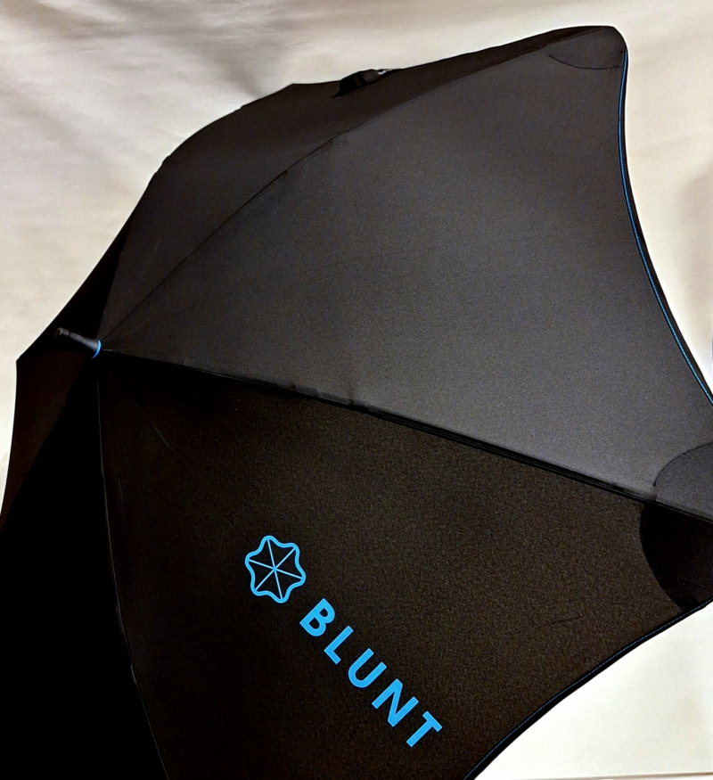Parapluie Blunt Sport géant droit manuel uni noir/bleu (d 147 cm) Housse bandoulière - Solide & anti vent