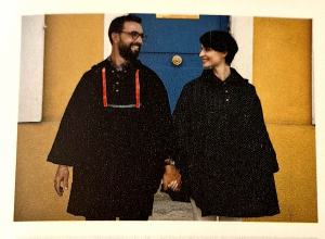 Poncho uni NOIR - Bande réfléchissante - Poche poitrine zippé rouge - Vêtement de pluie 