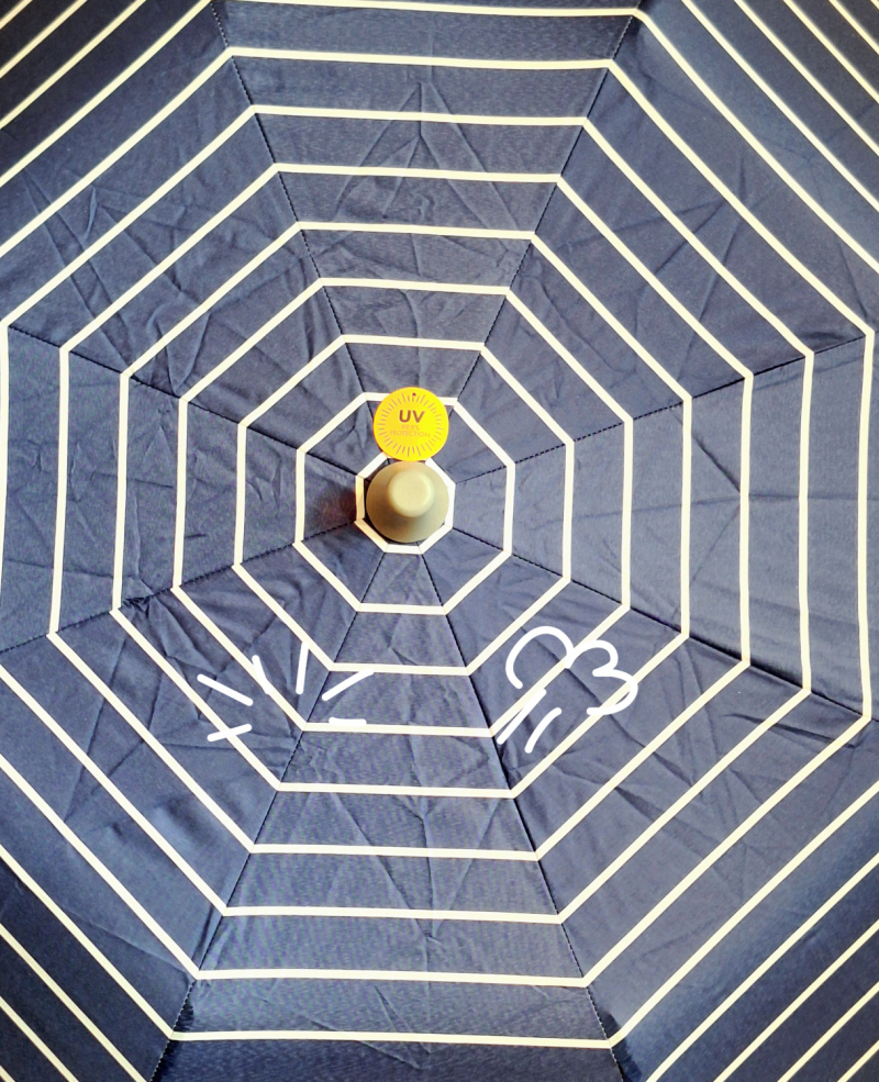 Parasol pliant rayé bleu marine & blanc - ANTI UV 100% - Tube réglable - Grand & résistant