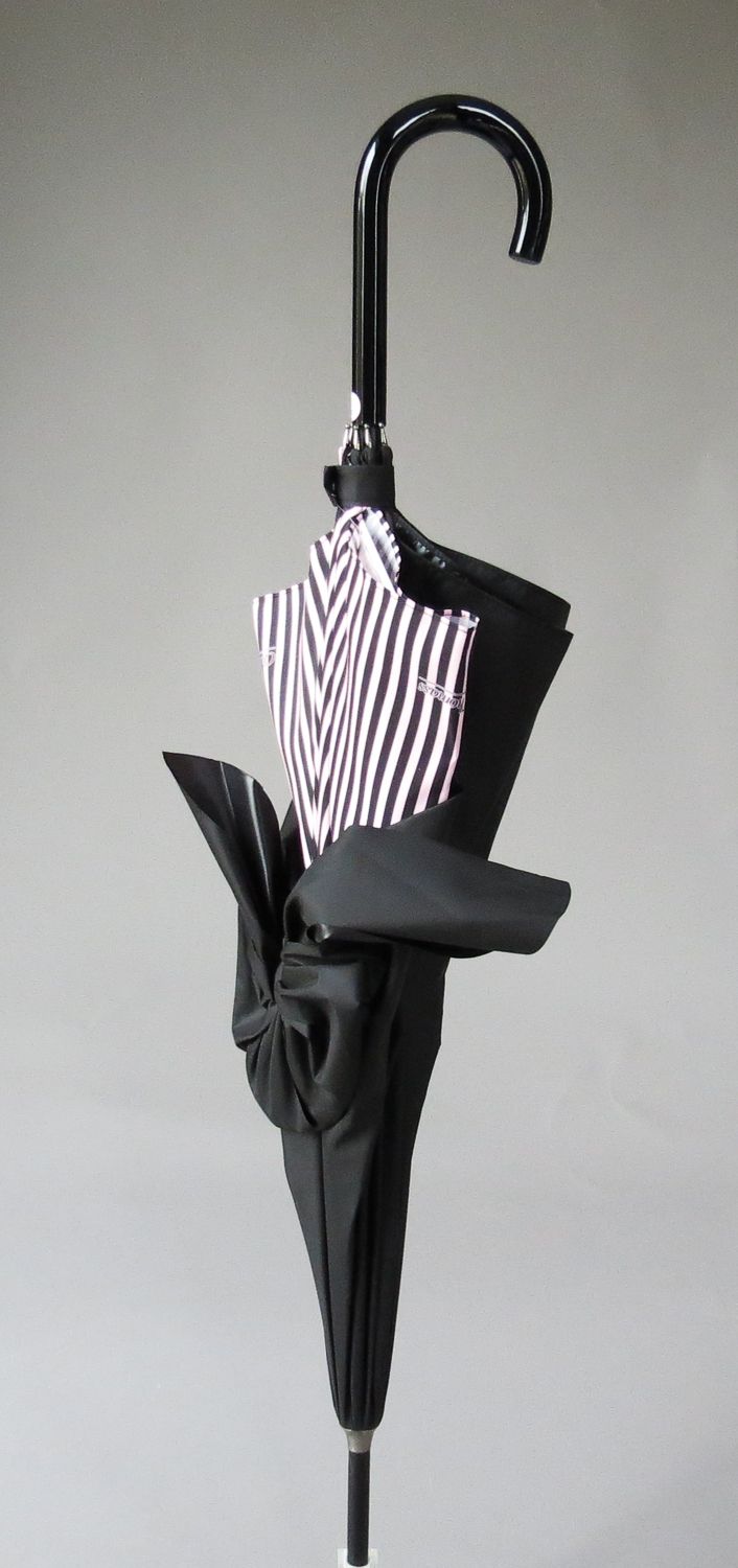 Parapluie Chantal Thomass long noir noeud drapé et rayures blanc & noir, original et résistant