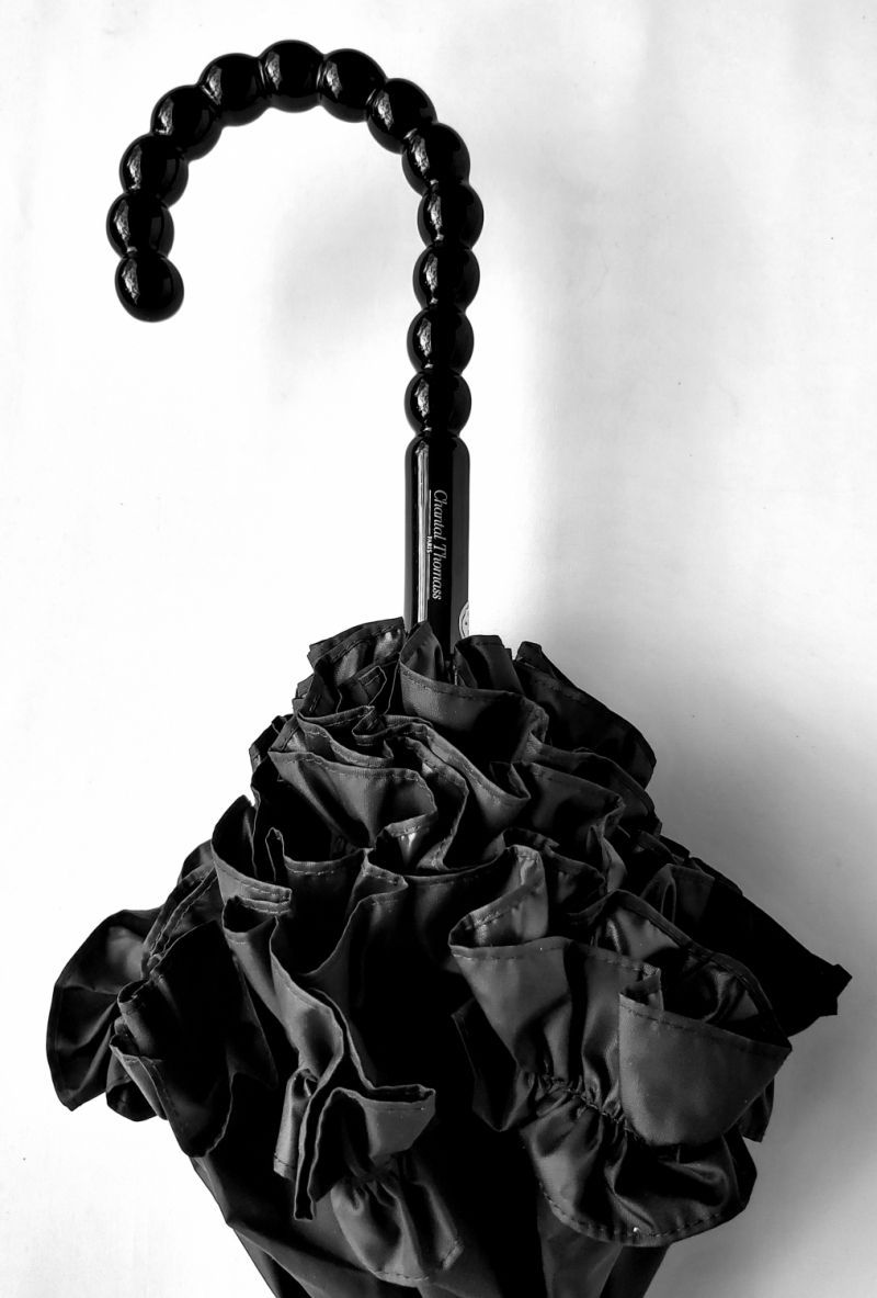 Parapluie de luxe Chantal Thomass pagode noir à volant uni noir - Elégant et résistant