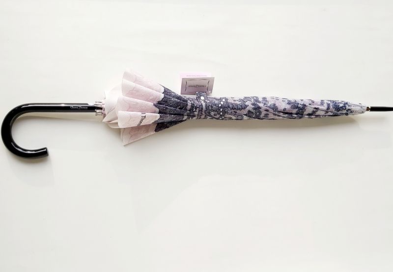 Parapluie Chantal Thomass de luxe pagode rose poudré imprimé de dentelle noire, confortable et solide