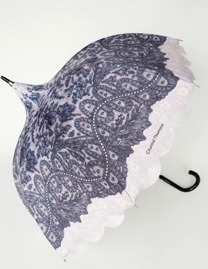 Parapluie Chantal Thomass de luxe pagode rose poudré imprimé de dentelle noire, confortable et solide