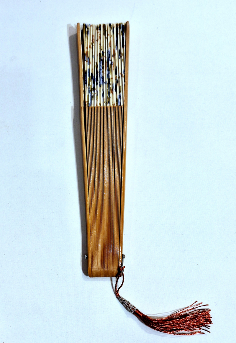 Grand éventail 27 cm - Roses & Bleu tissu en coton imrimé fleurs bois naturel - 51 cm diam