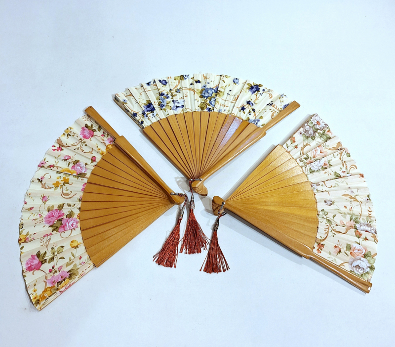 Grand éventail 27 cm - Roses & Bleu tissu en coton imrimé fleurs bois naturel - 51 cm diam