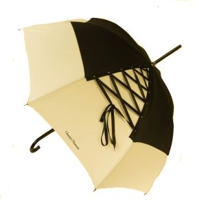 Parapluie de luxe Chantal Thomass long ivoire surmonté d'un corset noir, élégant et très feminin