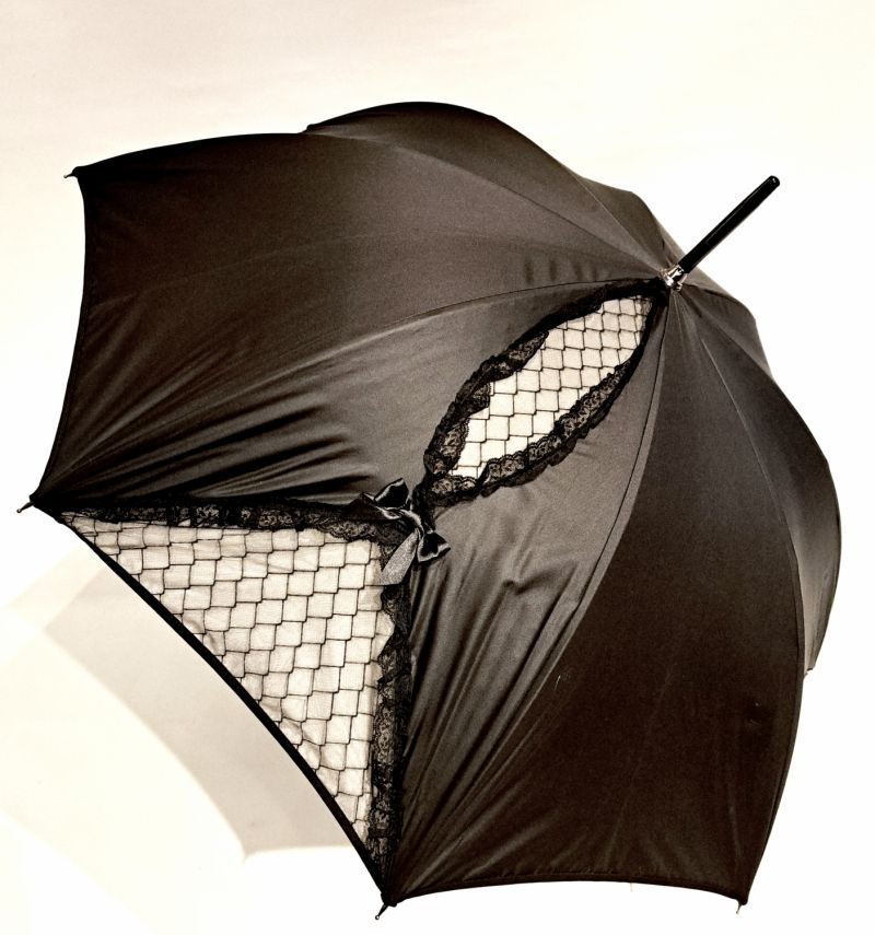 Parapluie Chantal Thomass de luxe long noir à noeud et dentelle noire sur fond ivoire, élégant et résistant