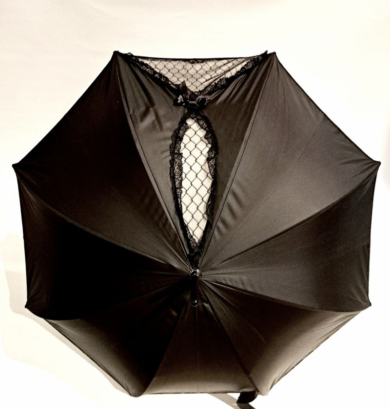 Parapluie Chantal Thomass de luxe long noir à noeud et dentelle noire sur fond ivoire, élégant et résistant