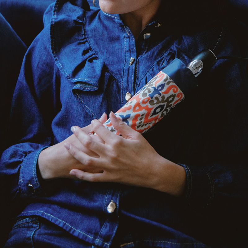 Parapluie pliant français Piganiol bleu imprimé coloré ouvrant fermant IKAT - Léger & résistant