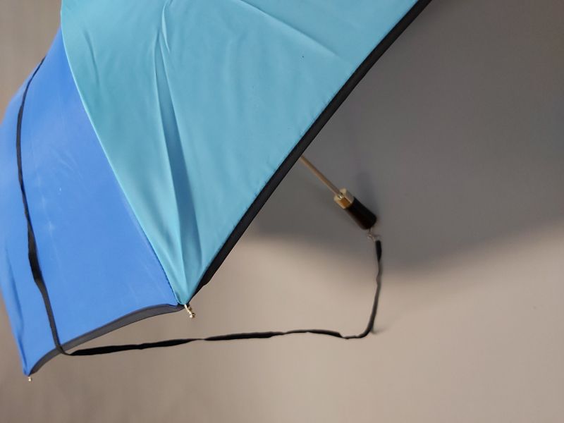Parapluie pliant automatique multicolore dégradé bleu à bandoulière Guy de Jean, solide et durable
