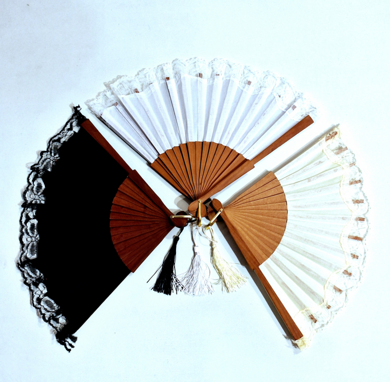 Eventail latte bois à motif dentelle noire - 20 cm