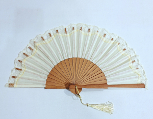 Eventail écru à motif dentelle ivoire & latte en bois - 23 cm