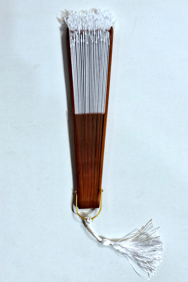 Eventail blanc à dentelle blanche avec latte en bois - 20 cm