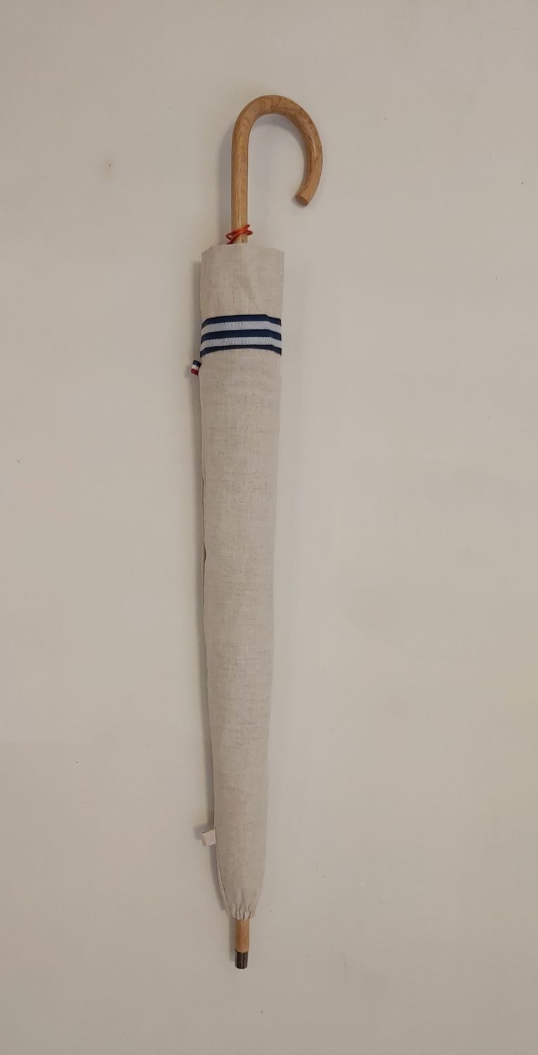 Ombrelle en lin anti uv à 97% bordée d'un galon rayé blanc bleu, montage anglais en chêne et française