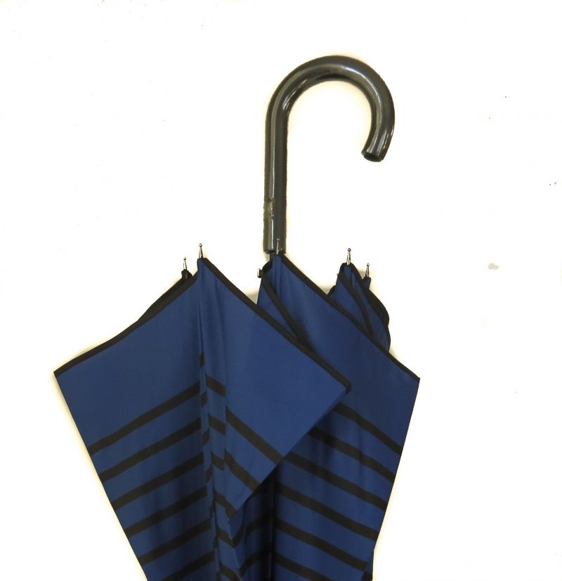 Parapluie Jean Paul Gaultier long automatique bleu et noir à rayures la marinière, léger et solide
