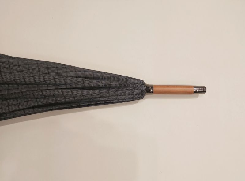 Parapluie anglais une seule pièce gris clair à motif écossais sur 10 branches, résistant, élégant et français