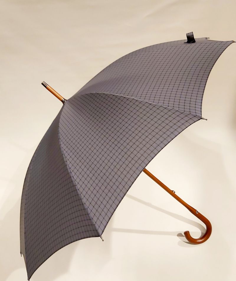 Choisir un parapluie pour un homme