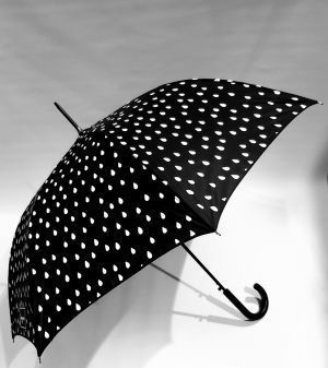 Parapluie long automatique change de couleur noir puis multicolore Esprit, léger et solide
