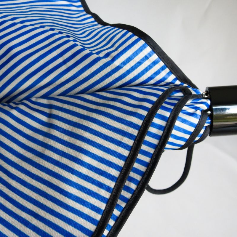 Mini parapluie pliant extra fin bleu avec des rayures et son noeud en velours noir Ezpeleta, léger et solide