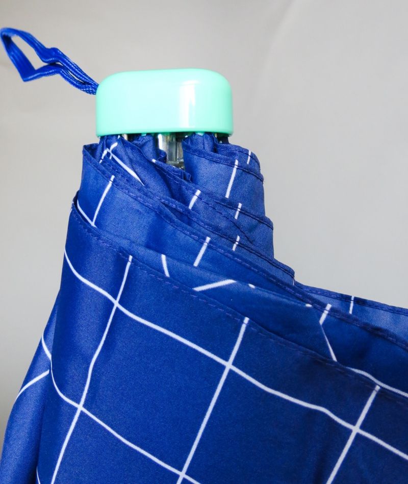 Micro parapluie de poche pliant plat bleu marine carreaux blanc Ezpeleta, léger et solide