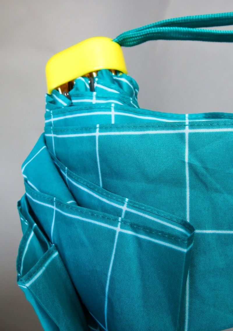 Micro parapluie de poche pliant plat vert d'eau carreaux blanc Ezpeleta, léger et solide