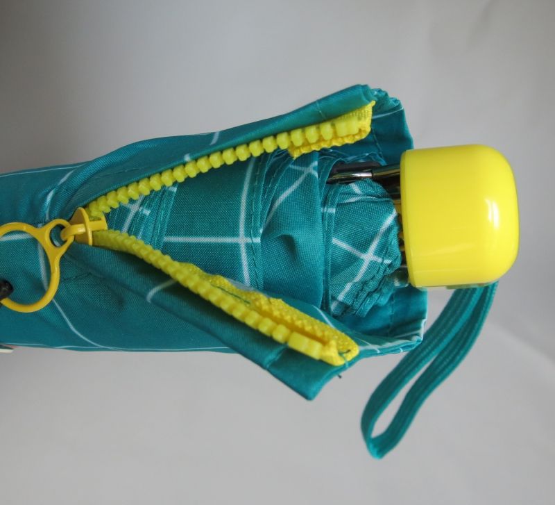 Micro parapluie de poche pliant plat vert d'eau carreaux blanc Ezpeleta, léger et solide