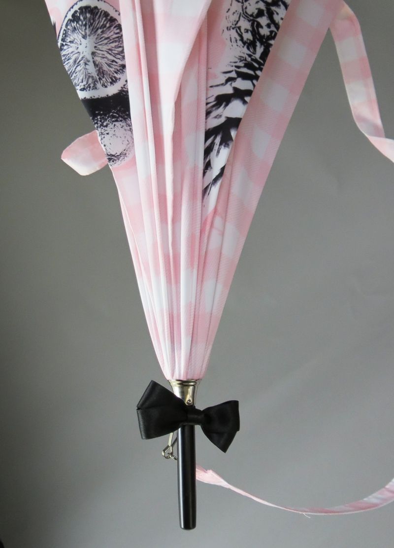 EXCLUSIVITE Parapluie Chantal Thomass anti uv bandoulière rose vichy avec un motif sur le fruit, léger et solide