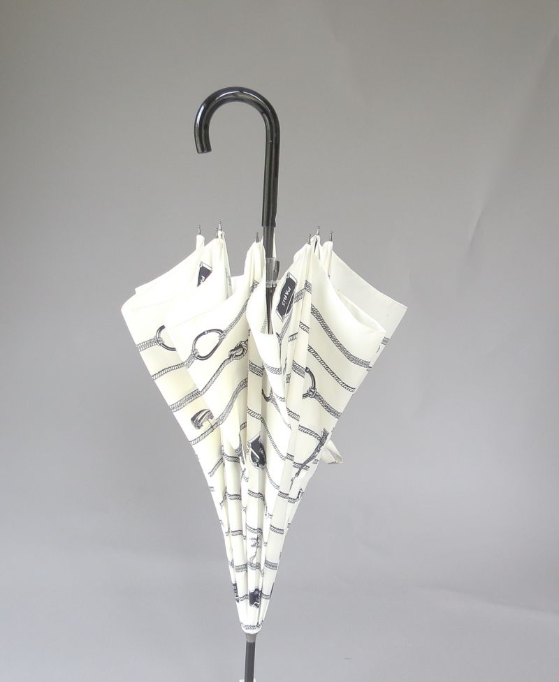 Parapluie long blanc manuel avec un motif sur le quai de seine à Paris Guy de jean, solide et français