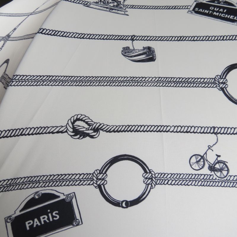 Parapluie long blanc manuel avec un motif sur le quai de seine à Paris Guy de jean, solide et français