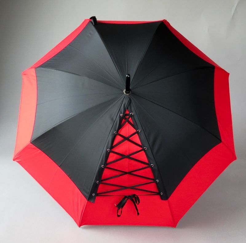 Parapluie de luxe Chantal Thomass long rouge surmonté d'un corset noir, élégant et très féminin