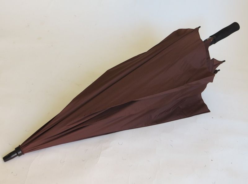 Parapluie XXL golf chocolat à poignée ergonomique noire texture souple Neyrat Autun, 130 cm diam & anti vent