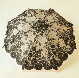 Parapluie de luxe Chantal Thomass pliant ivoire à dentelle noire fleurie, qui ne se retourne pas