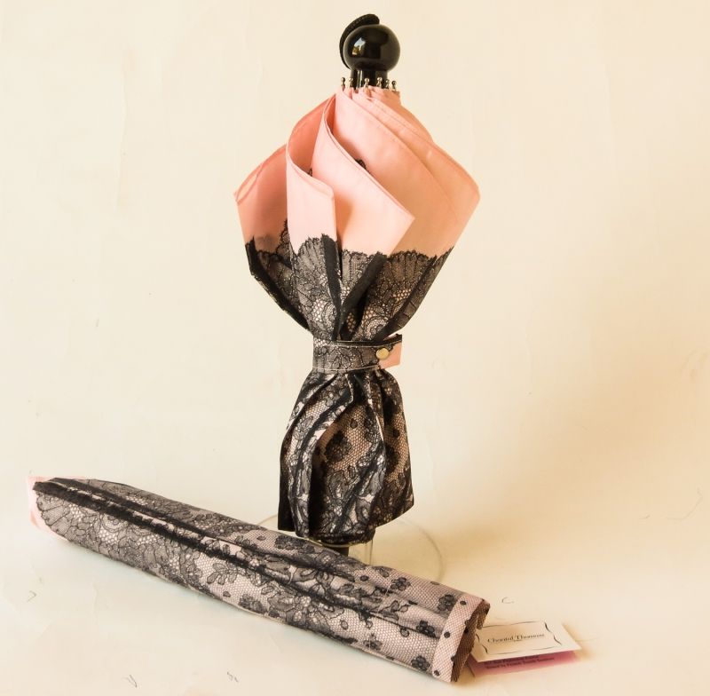 Parapluie Chantal Thomass pliant rose imprimé volant en dentelle noire, résistant et élégant