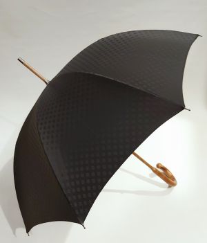 Parapluie homme canne manuel en montage anglais sur de l'érable flambé tissu noir "arabica" le "Kingsman" so French, élégant et résistant