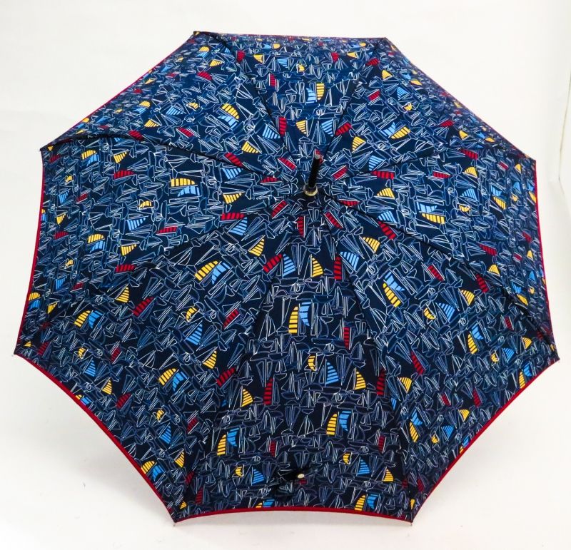 Parapluie long manuel bleu tissu satiné avec un motif sur les voiliers Piganiol, léger et résistant