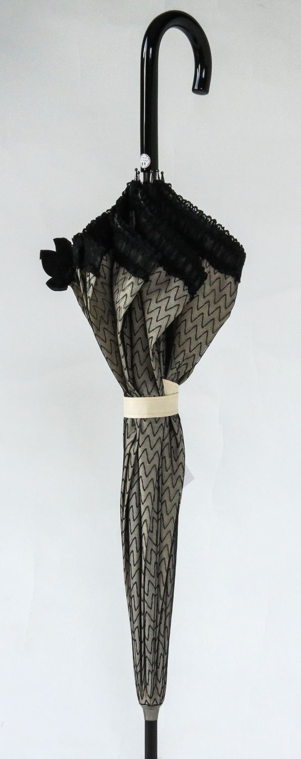 Parapluie Chantal Thomass long ivoire dentelle noire avec un volant dentelle noire.