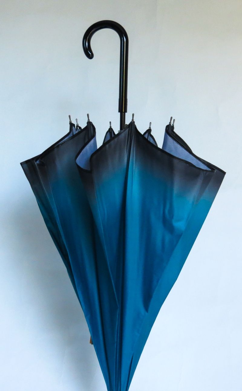 EXCLUSIVITE : Parapluie long automatique uni degrade bleu Ezpeleta, léger, anti vent et pas cher