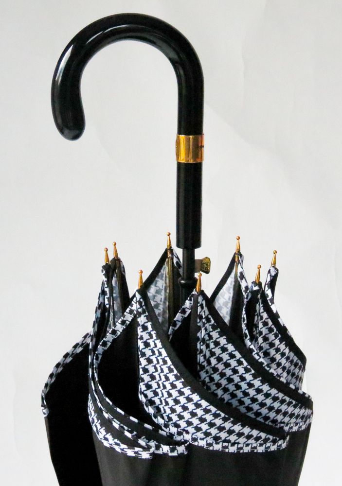 Parapluie Guy de Jean long doublé noir avec un motif à l'intérieur en pied de poule, élégant ét résistant
